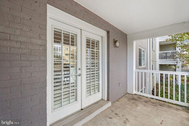 Building Photo - 4149 S Four Mile Run Dr