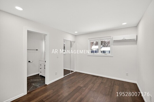 Building Photo - 10920 Oak Knoll Terrace N