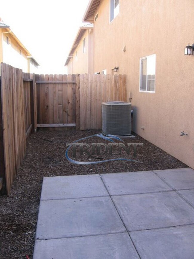 Building Photo - 406 Hetherington Cir
