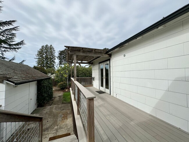 Building Photo - Charming 3 Bedroom 2 Bath Napa Alta Height...