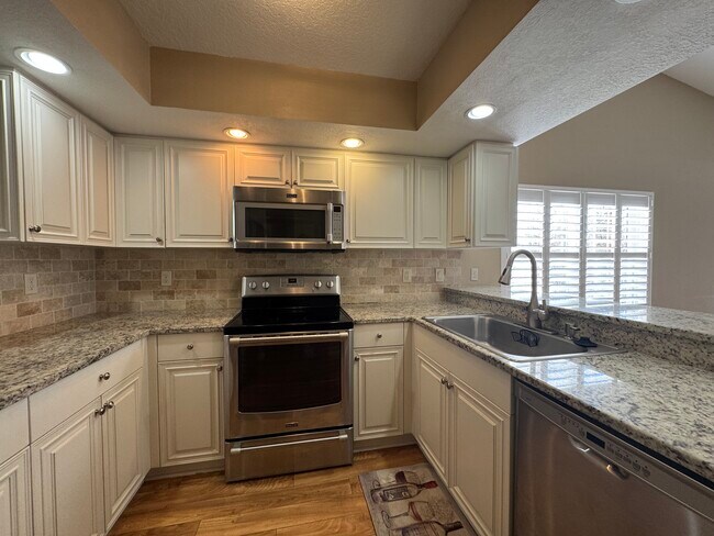 Building Photo - 202 Silver Lake Dr