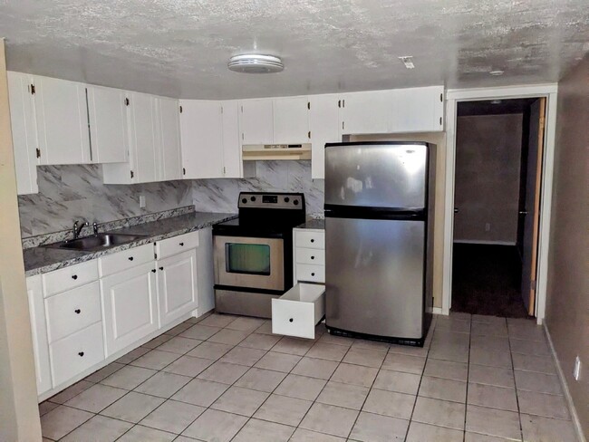 Building Photo - Charming 2-Bedroom Duplex - !! $500 OFF of...