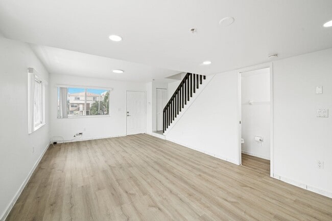 Building Photo - Newly Renovated 2 bed and 3 bath Townhome ...