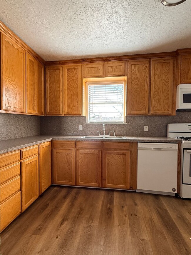 Building Photo - Spacious 3 Bed 1 Bath - Burkburnett