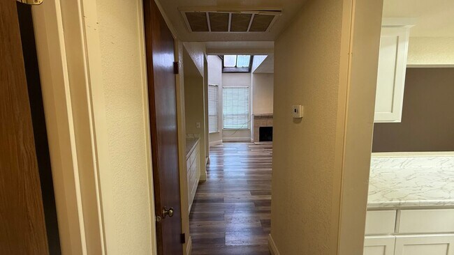 Building Photo - 2-Bedroom, 2-bathroom Condo in the Heart of Fresno