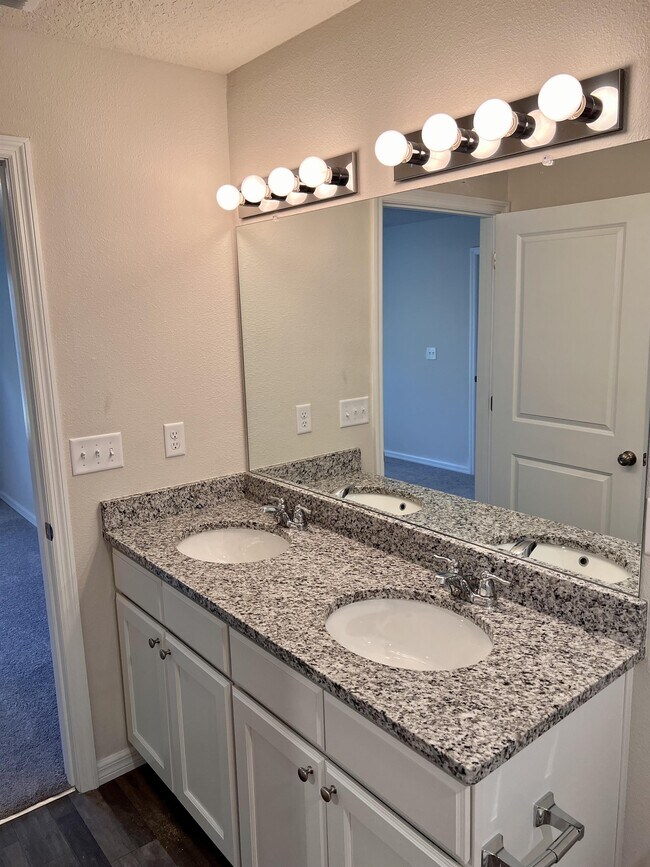 Building Photo - 6652 N Bedstrow Blvd