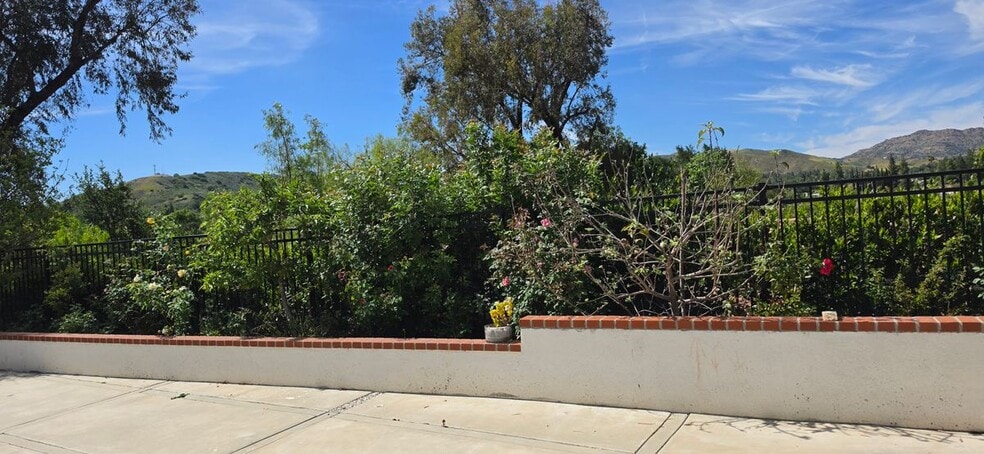 Building Photo - 28915 Hollow Brook Ave