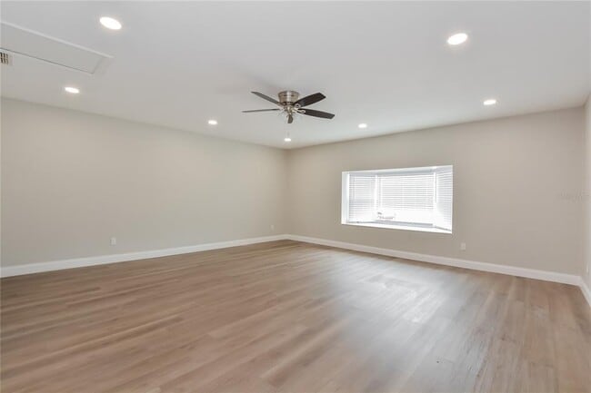 Building Photo - 304 Sir Lawrence Dr