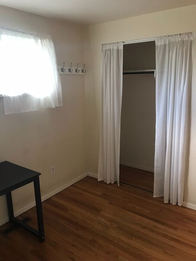 Building Photo - House for August Prelease with Easy Access to CU