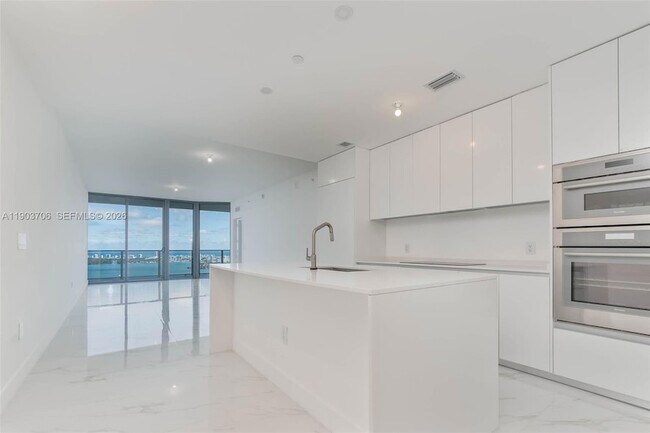 Building Photo - 700 NE 24th St