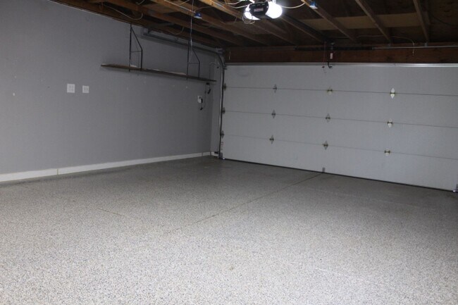 Building Photo - Columbine Hills - 3 BR/2 1/2 BA Home!
