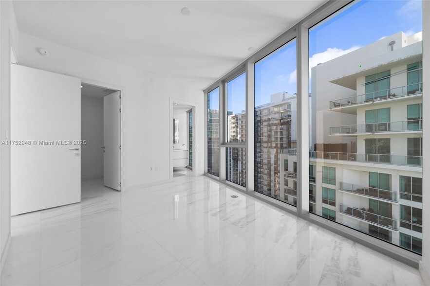 Building Photo - 300 Biscayne Boulevard Way