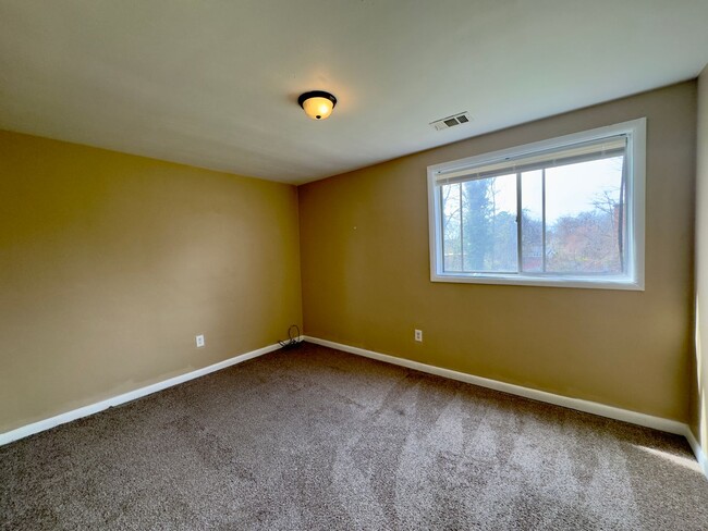 Building Photo - For Rent: Comfortable Living at 6414 Faird...