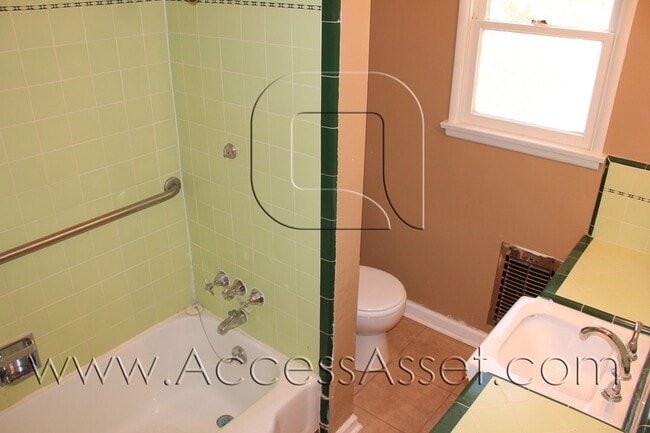 Building Photo - Charming 1 Bed/1 Bath Bottom Unit In The H...