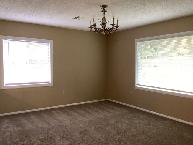 Building Photo - RENOVATED 3 BED 2 BATH 1 STORY RAMBLER - E...