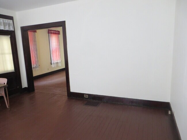 Building Photo - Large Three Bedroom, 1.5 Bathroom Home hal...