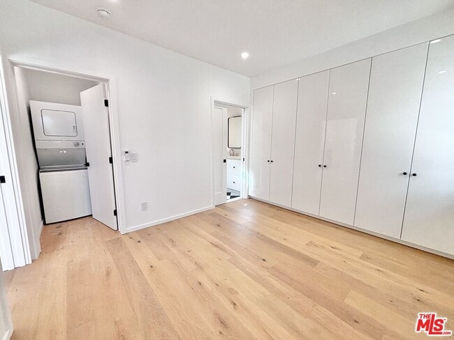 Building Photo - 1979 N Kenmore Ave