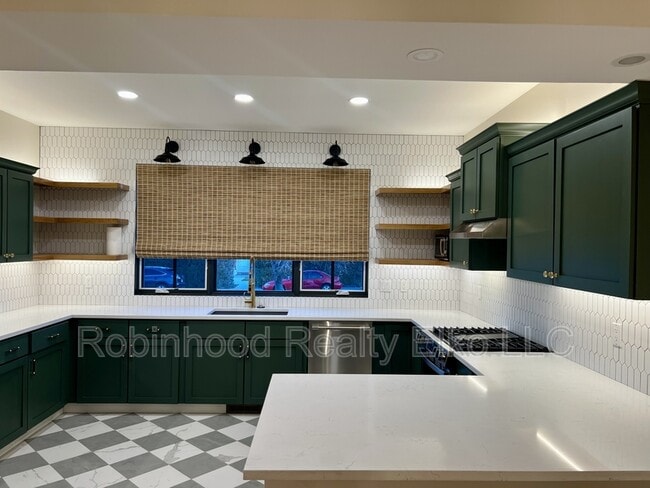 Building Photo - 753 Oak St