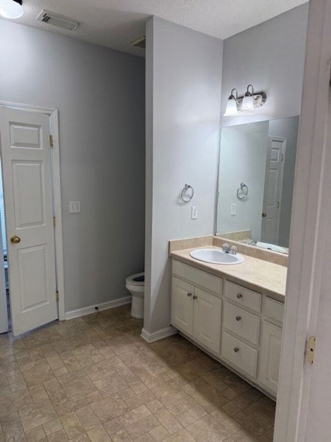 Building Photo - Nice 3 Bed 2 bath Home Available! Schedule...