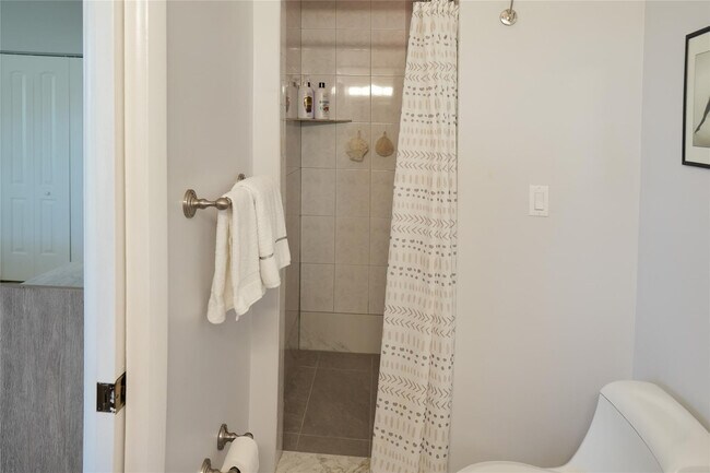 Building Photo - 821 SW 13th Ct