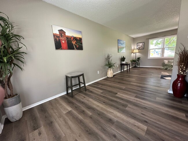 Building Photo - 3 bed, 1 bath home for rent in Maywood edi...