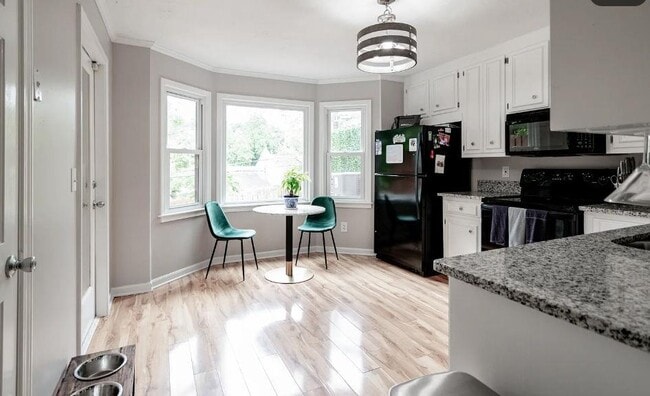 Building Photo - 871 Lenox Oaks Cir NE