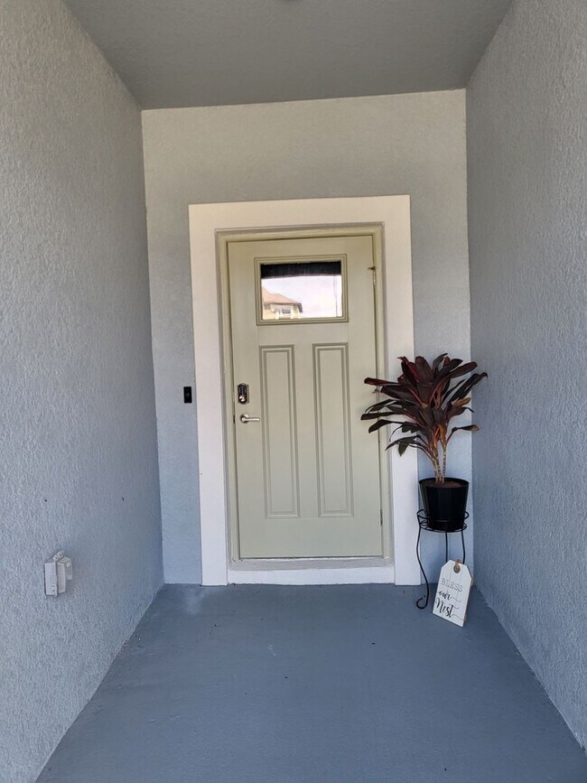 Building Photo - Available Now : Charming 3 Bed, 2 Bath Townhome in a Prime Location