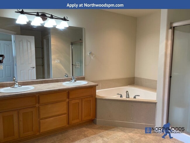 Building Photo - Beautiful 2 Story Home 3 Bdm/2.5 Bath in Q...