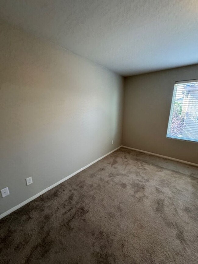 Building Photo - 3 Bedroom Home in a Gated Community! North...