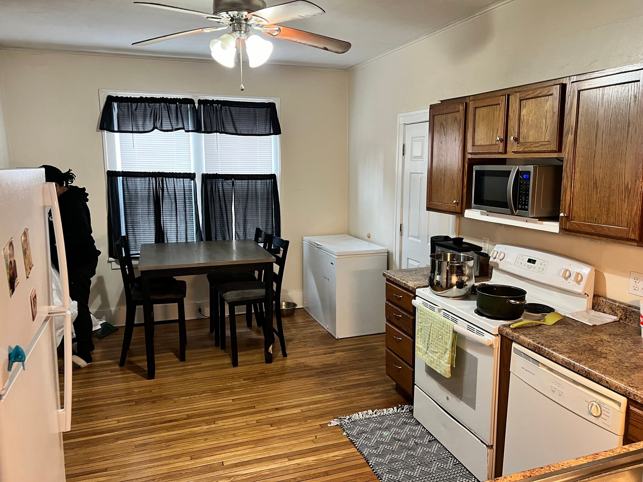 Kitchen/diningroom - 810 E McCarty St