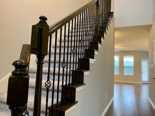 Building Photo - Beautiful 4 bedroom, 2.5 bathroom home in ...