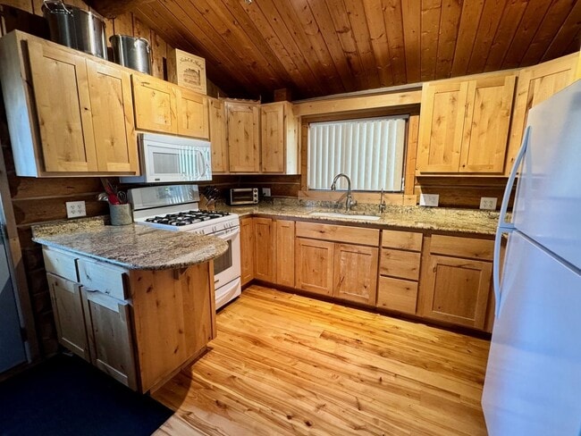Building Photo - Charming 2-Bedroom Log Cabin in Scenic Kil...