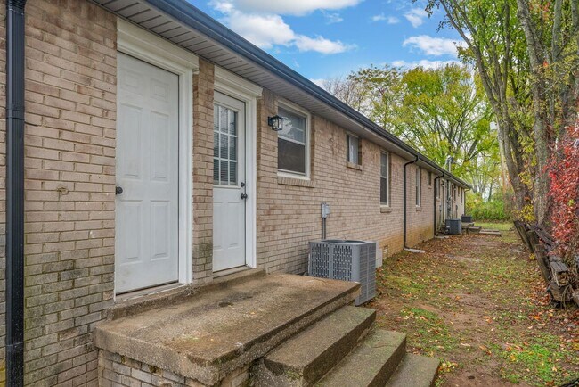 Building Photo - 125 Tandy Dr