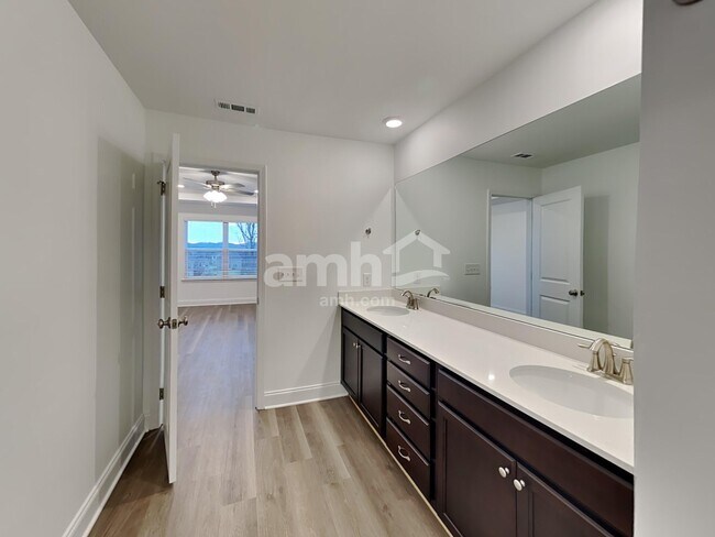 Building Photo - 218 Malayna Dr S