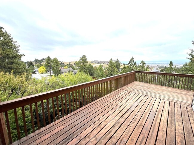 Building Photo - Pet Friendly 5 Bed 3 Bath Single Family Ho...