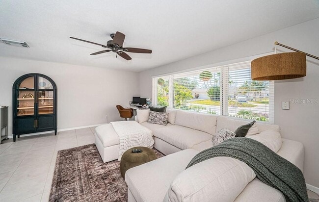 Building Photo - 2180 Dolphin Blvd S