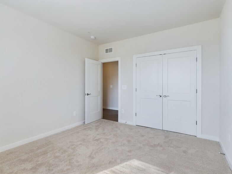 Building Photo - 43801 Middleway Ter