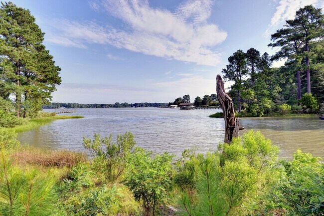 Building Photo - New Waterfront Home