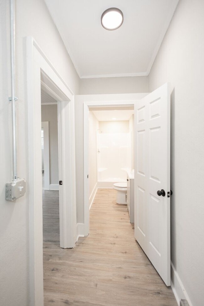 Building Photo - 725 W Poplar St