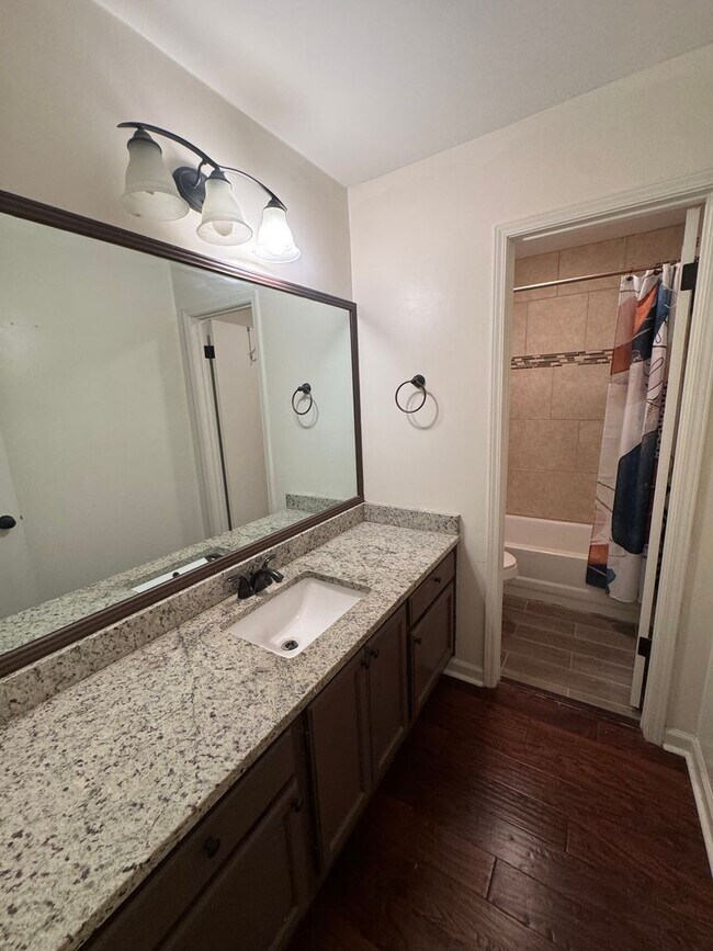 Building Photo - Beautiful home with over 2k square feet!