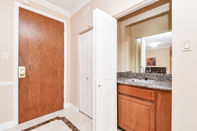 Building Photo - 5150 Hidalgo St