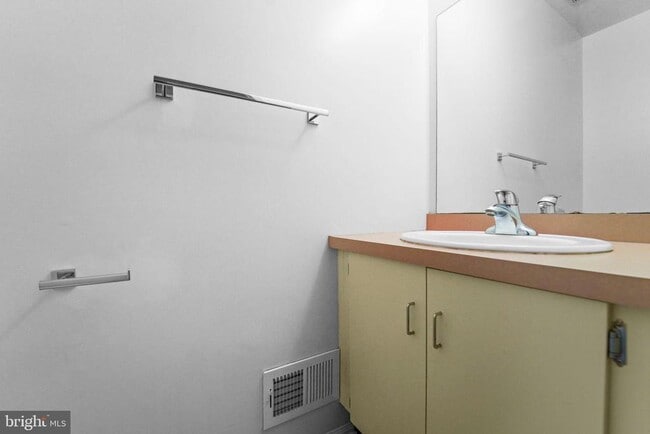 Building Photo - 194 Darwin Ln