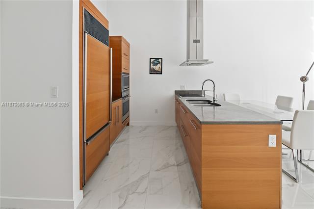 Building Photo - 495 Brickell Ave