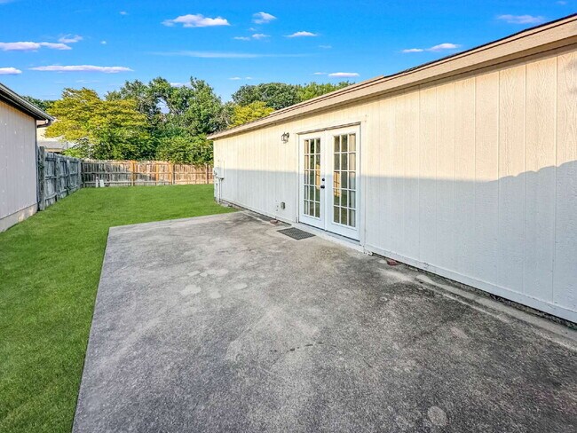 Building Photo - Cozy 2 Bedroom 2 Bath 1 Story Home