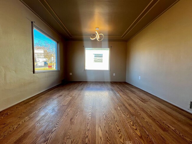 Building Photo - Move in special-$200 off first month's rent!