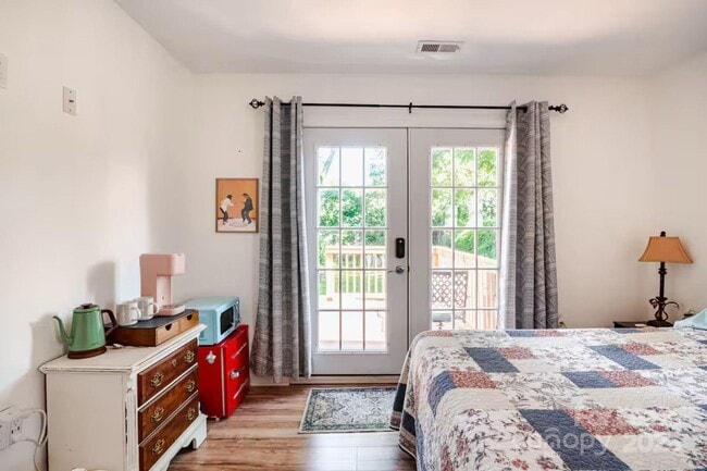 Building Photo - 817 E 17th St