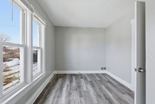 Building Photo - 645 W 10th Ave