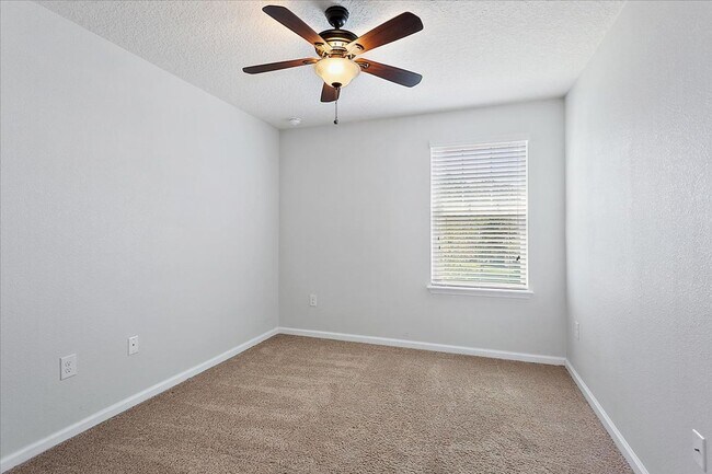 Building Photo - Condo in Greenstone at Aberdeen!