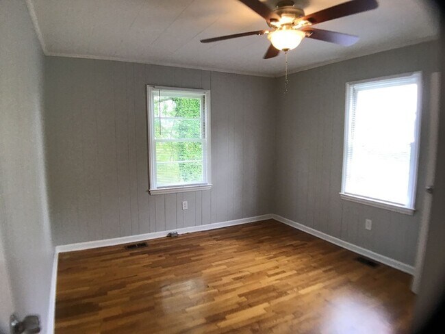 Building Photo - 105 Cypress Dr