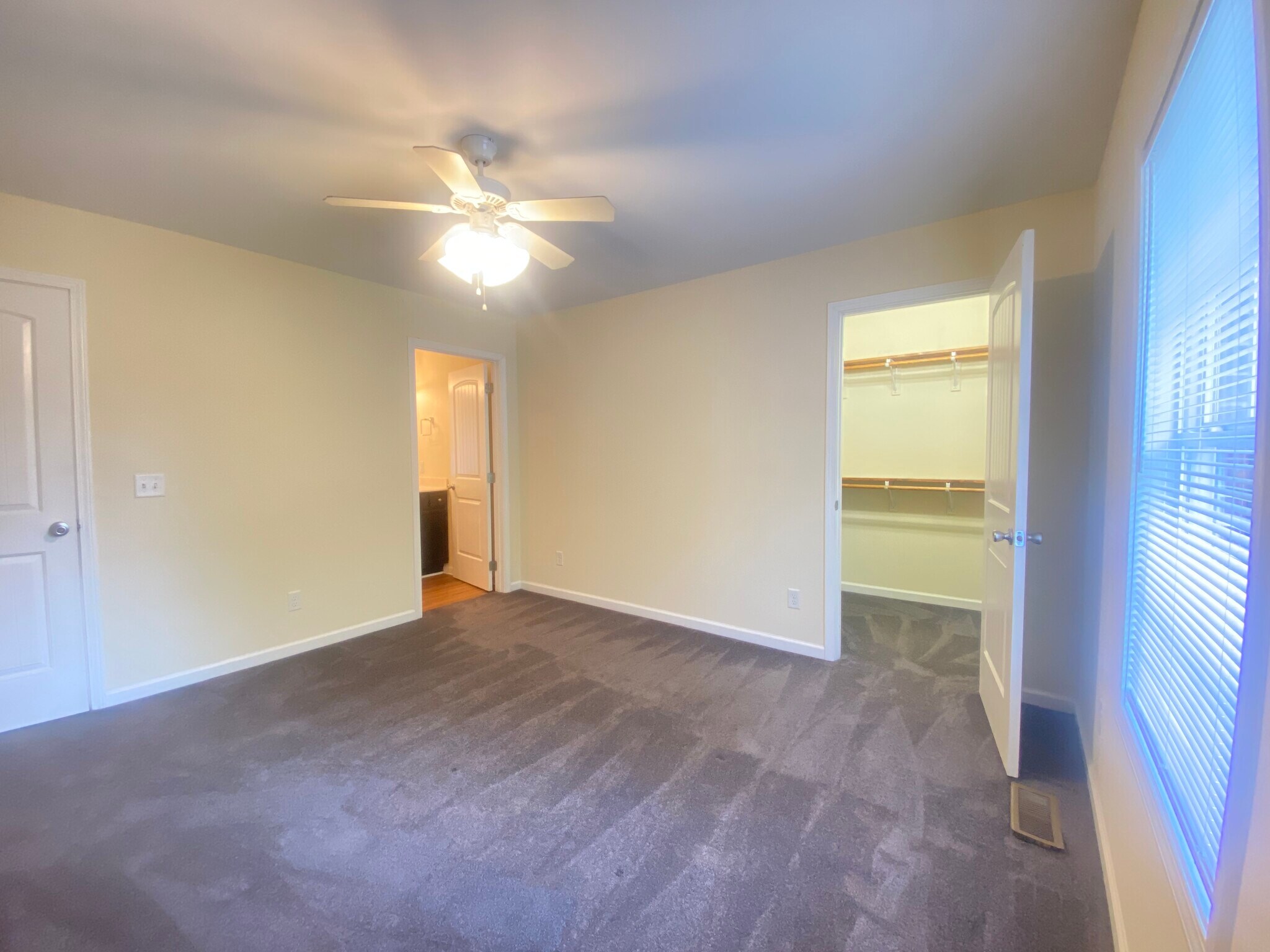 Building Photo - 200 E 14th St